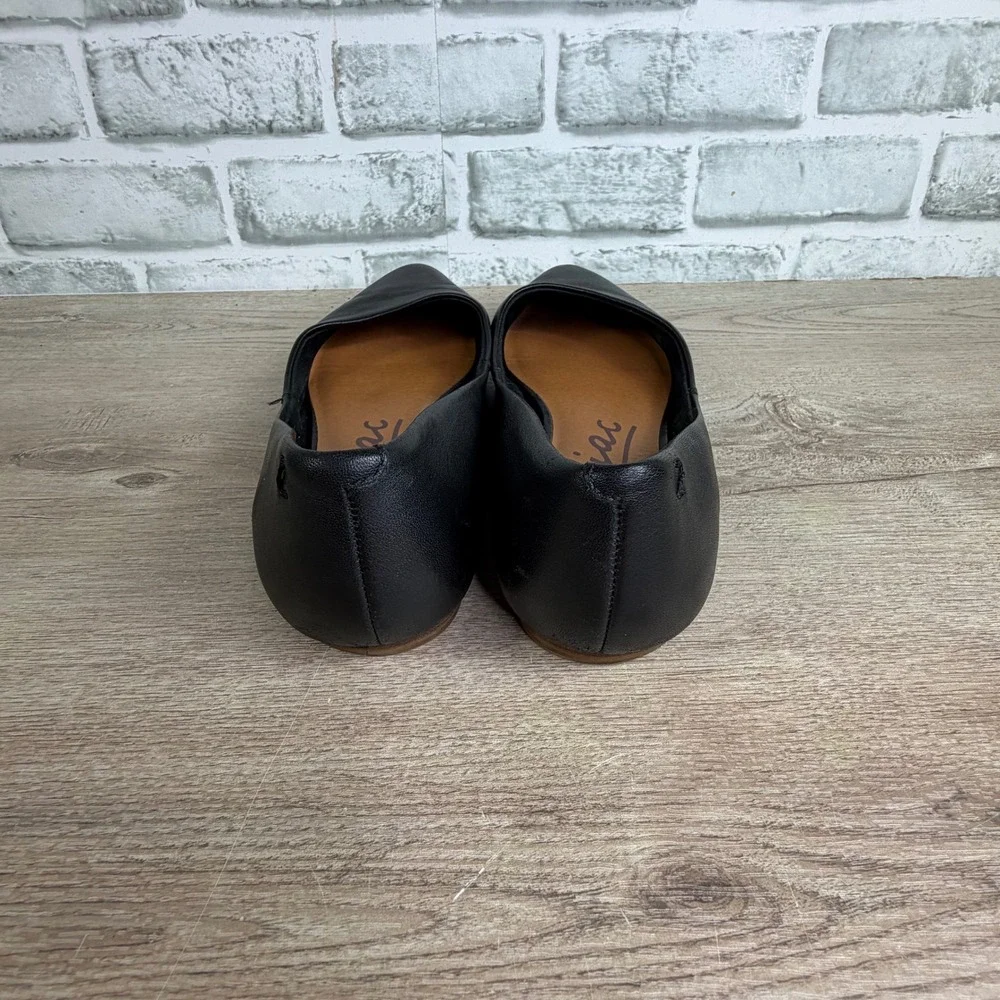 Zodiac Pointed Toe Black Leather Flats Size 8